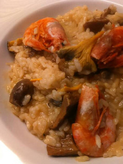 Una foto de Arroz cremoso con setas y gambas