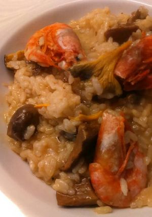 Una foto de Arroz cremoso con setas y gambas