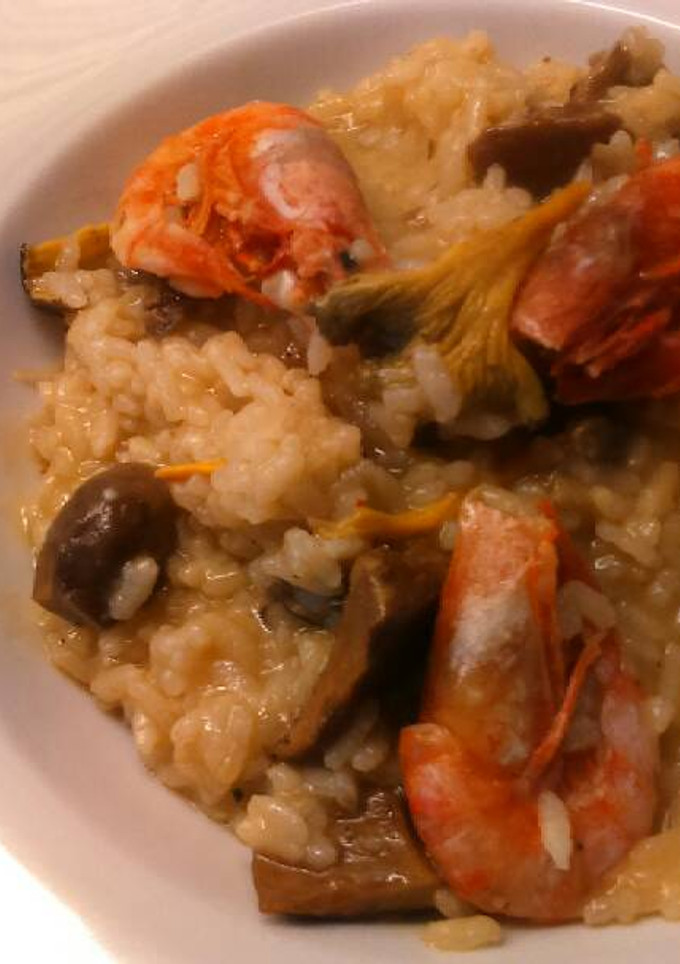 Una foto de Arroz cremoso con setas y gambas