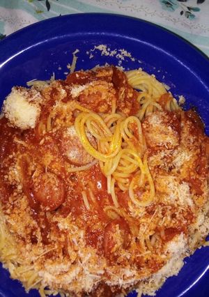 Una foto de Spaghetti con salsa roja con panchos (salchicha)