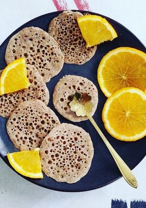 Une photo de Crêpes mille trous (baghrir), complètes à la fleur d'oranger