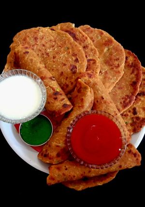 गुजराती स्टाइल लौकी का थेपला (Gujarati style Lauki ka Thepla recipe in Hindi) रेसिपी मुख्य फोटो
