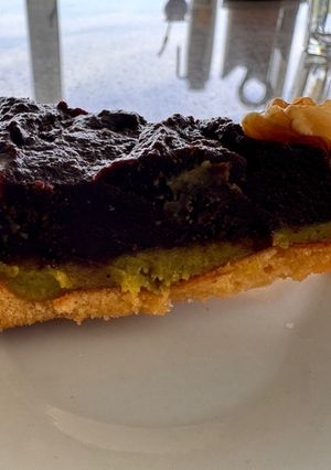 Una foto de TARTA de CHOCOLATE con crema de PISTACHOS y AVELLANAS sin gluten (muy saludable y nutritivo)