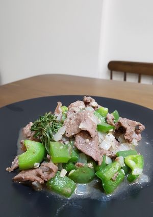 Hình của món Bò xào ớt chuông hương thảo.