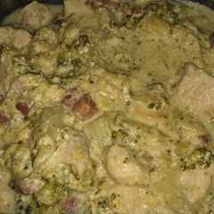 Una foto de Pollo con nata, brócoli y bacon