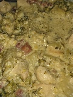 Una foto de Pollo con nata, brócoli y bacon