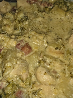 Una foto de Pollo con nata, brócoli y bacon