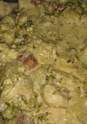 Una foto de Pollo con nata, brócoli y bacon