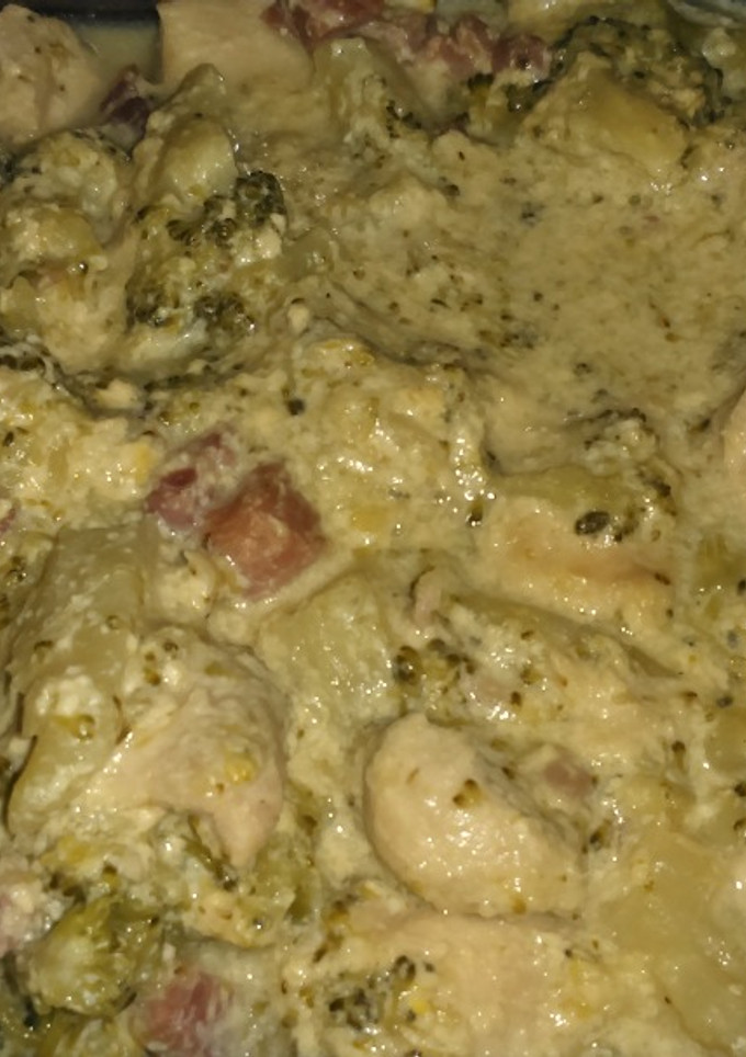 Una foto de Pollo con nata, brócoli y bacon