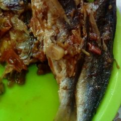 A picture of Salted fish with tomato 🐠 🍅.