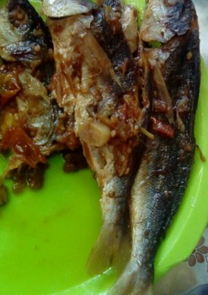 A picture of Salted fish with tomato 🐠 🍅.