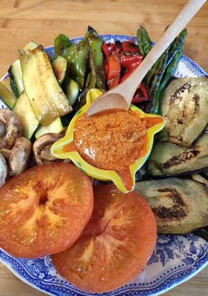 Una foto de Parrillada de verduras con romesco