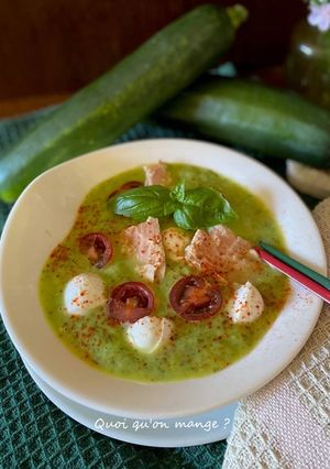 Une photo de Soupe froide de Courgettes – Thon et Mozzarella