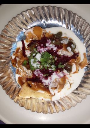 दही भल्ला चाट पापड़ी (Dahi bhalla chaat papadi recipe in Hindi) रेसिपी मुख्य फोटो