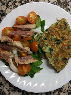 Una foto de Tortilla de espinacas y ensalada de cherrys y caballa