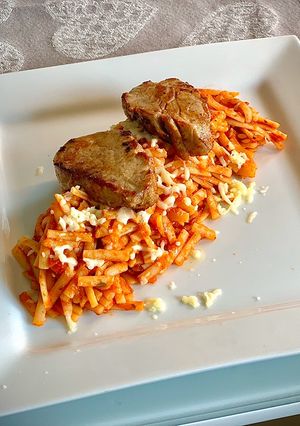 Pácolt sertés szűzérme olaszos-paradicsomos tésztaágyon🍝 recept fotója