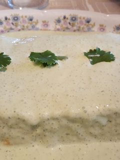 Una foto de Pudin de puerro y queso con salsa de yogur