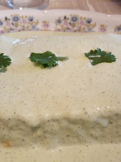 Una foto de Pudin de puerro y queso con salsa de yogur