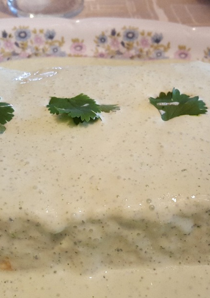 Una foto de Pudin de puerro y queso con salsa de yogur