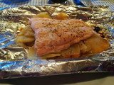 Salmón al horno con patatas en papillote