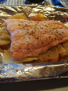 Una foto de Salmón al horno con patatas en papillote
