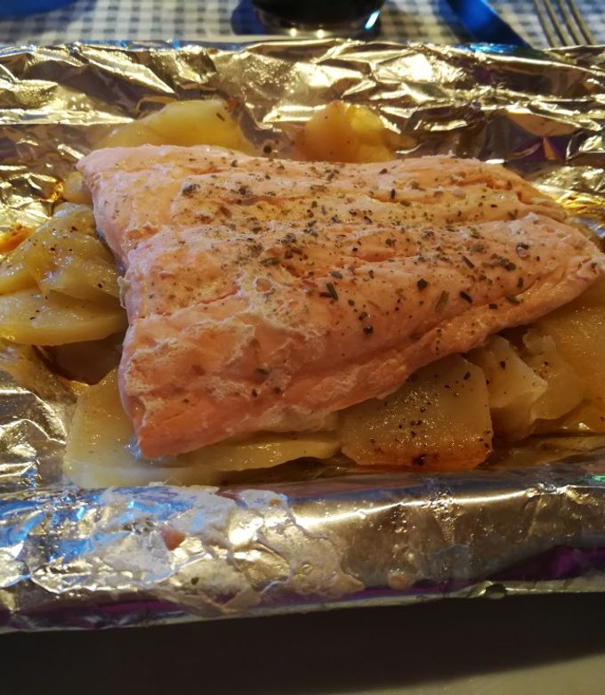 Foto principal de Salmón al horno con patatas en papillote