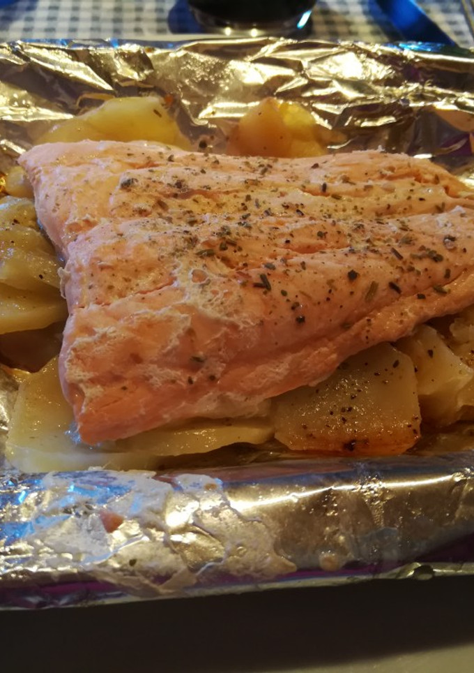 Una foto de Salmón al horno con patatas en papillote