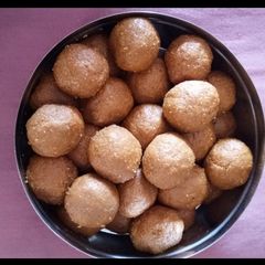 A picture of Besan ke ladoo.
