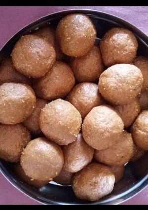 A picture of Besan ke ladoo.