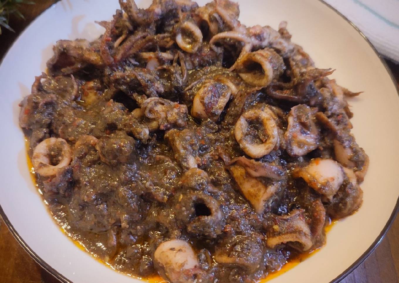 Teras dengan cumi-cumi hitam yang dimasak