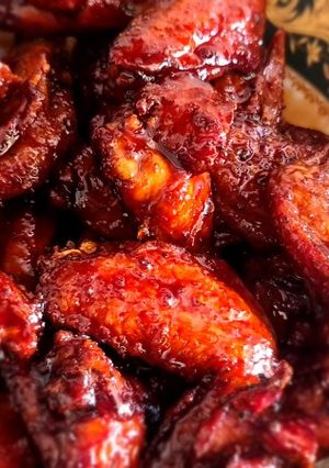 A picture of KFC-like sticky fried wings.
