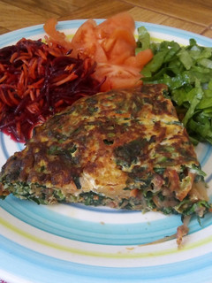 Una foto de Tortilla de espinaca, betarraga, zanahoria, papa y cebolla caramelizada