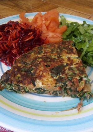 Una foto de Tortilla de espinaca, betarraga, zanahoria, papa y cebolla caramelizada