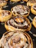 Rolls de canela y azúcar negra