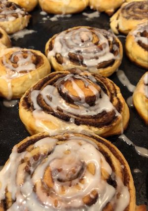 Una foto de Rolls de canela y azúcar negra