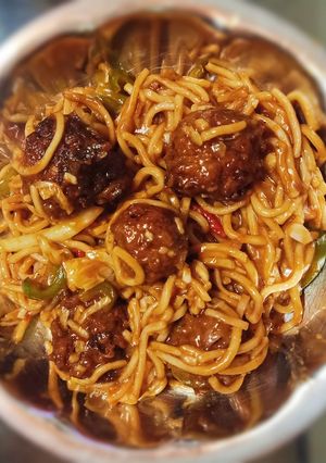 A picture of Veg Manchurian noodles 😋.