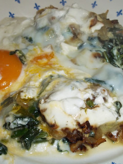 Una foto de Huevos en nido de espinacas