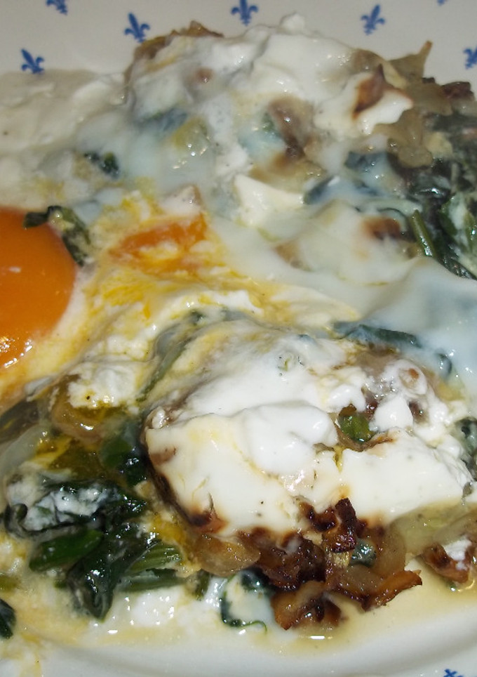 Una foto de Huevos en nido de espinacas
