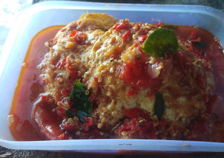 Telur ceplok balado