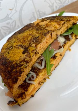 Una foto de Crepe de zanahoria relleno de salmón ahumado