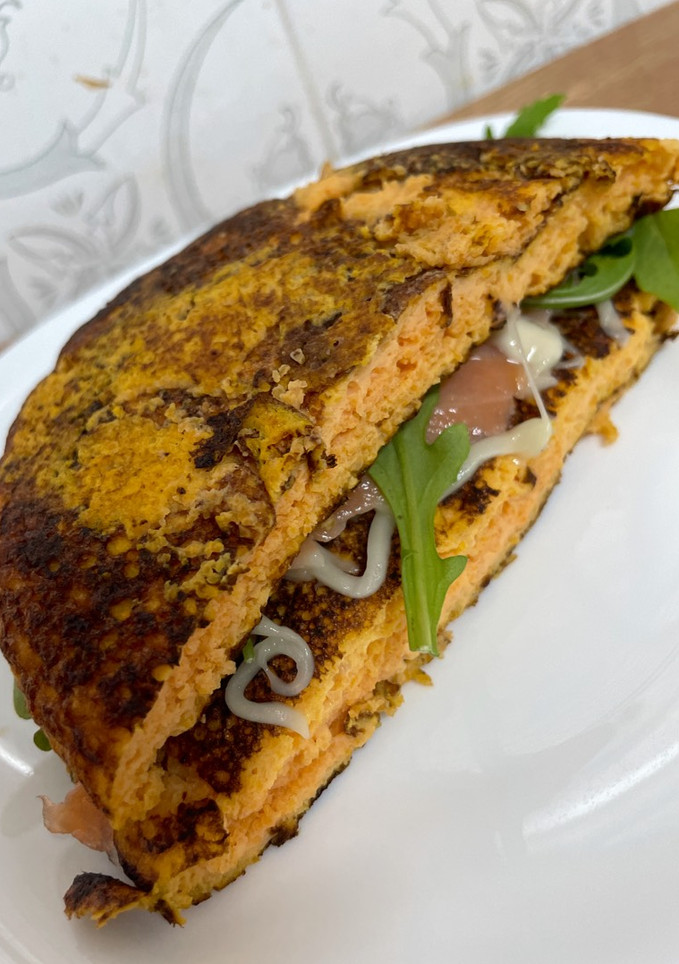 Una foto de Crepe de zanahoria relleno de salmón ahumado
