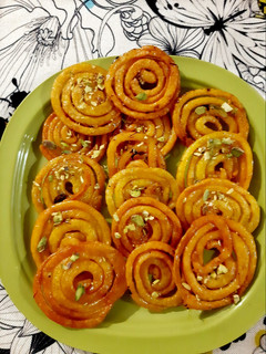 जलेबी (jalebi recipe in hindi) रेसिपी मुख्य फोटो