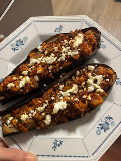 Una foto de Berenjenas rellenas de pollo con feta