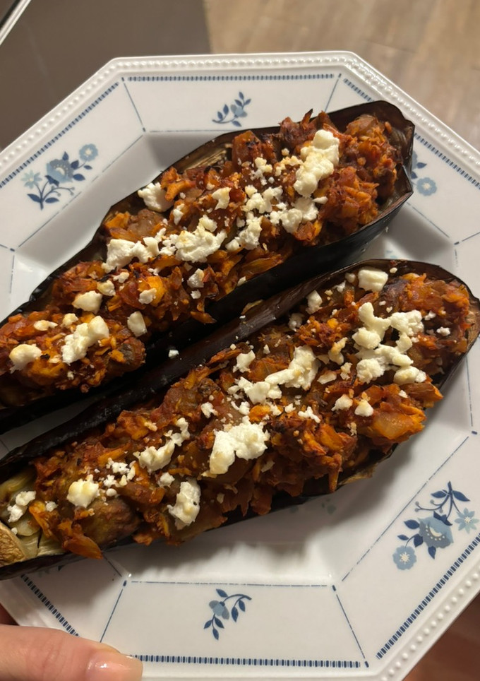 Una foto de Berenjenas rellenas de pollo con feta