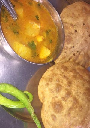 A picture of Aloo poori.