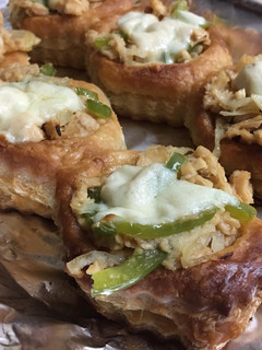 Una foto de Volovanes o Pasteles de hojaldre rellenos de bonito