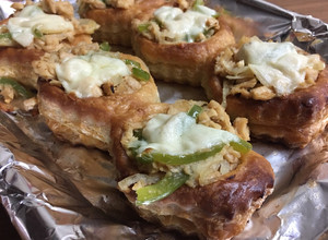 Una foto de Volovanes o Pasteles de hojaldre rellenos de bonito