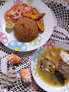 Una foto de Caldo de pescado arroz de cebolla