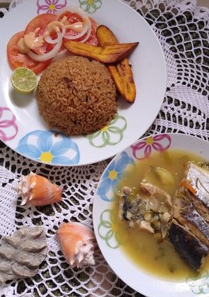 Una foto de Caldo de pescado arroz de cebolla