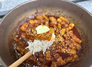 Hình của món Thịt ba chỉ sốt cay kiểu Hàn.